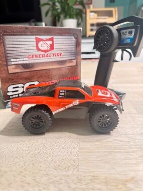 Team Associated SC28 Short Course Truck